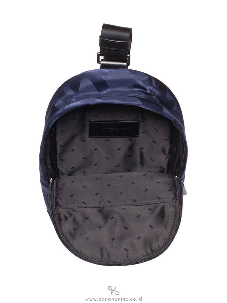 MICHAEL KORS Men Kent Nylon Sling Pack Indigo