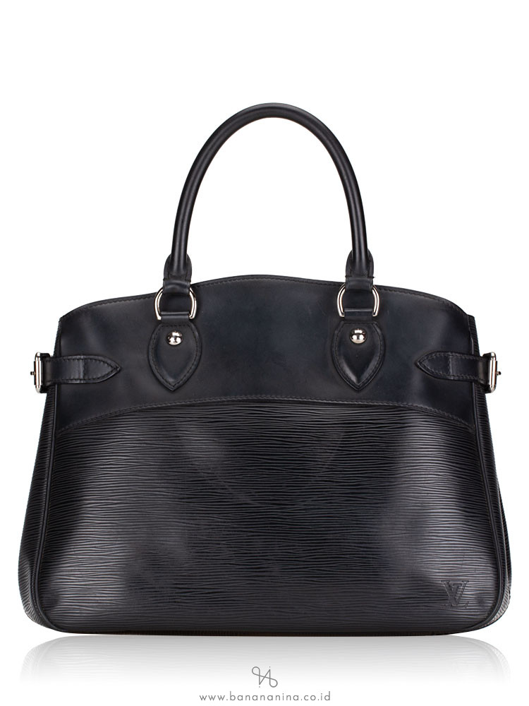 LOUIS VUITTON Epi Passy PM Black