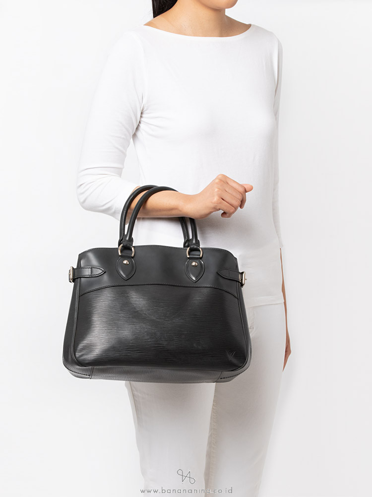 LOUIS VUITTON Epi Passy PM Black