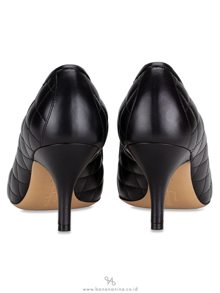 SALVATORE FERRAGAMO Carla Quilted Leather Pumps Black Sz 6
