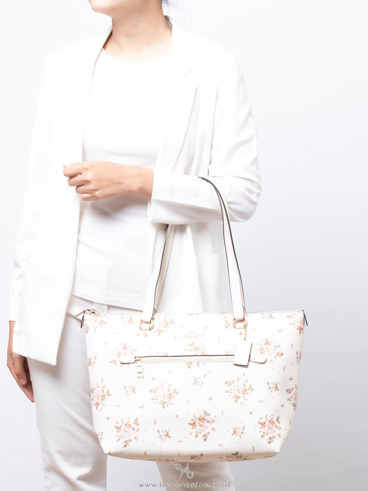 gallery tote with rose bouquet print