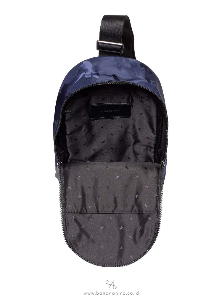 MICHAEL KORS Men Kent Nylon Sling Pack Camo Indigo Multi