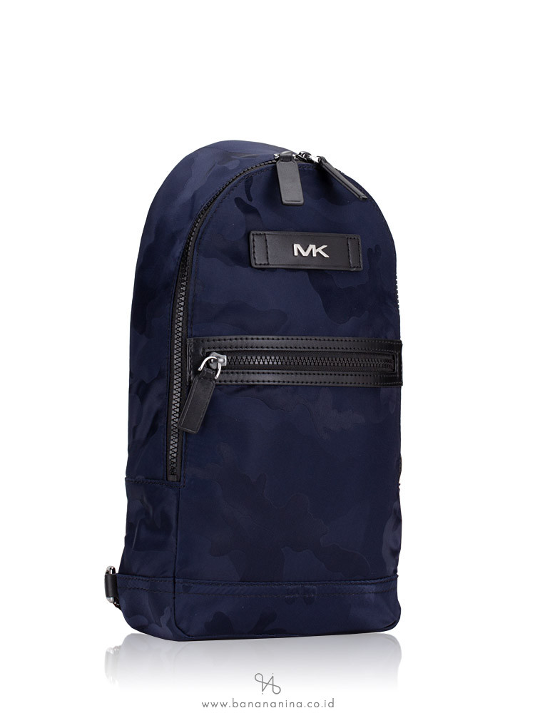 MICHAEL KORS Men Kent Nylon Sling Pack Camo Indigo Multi
