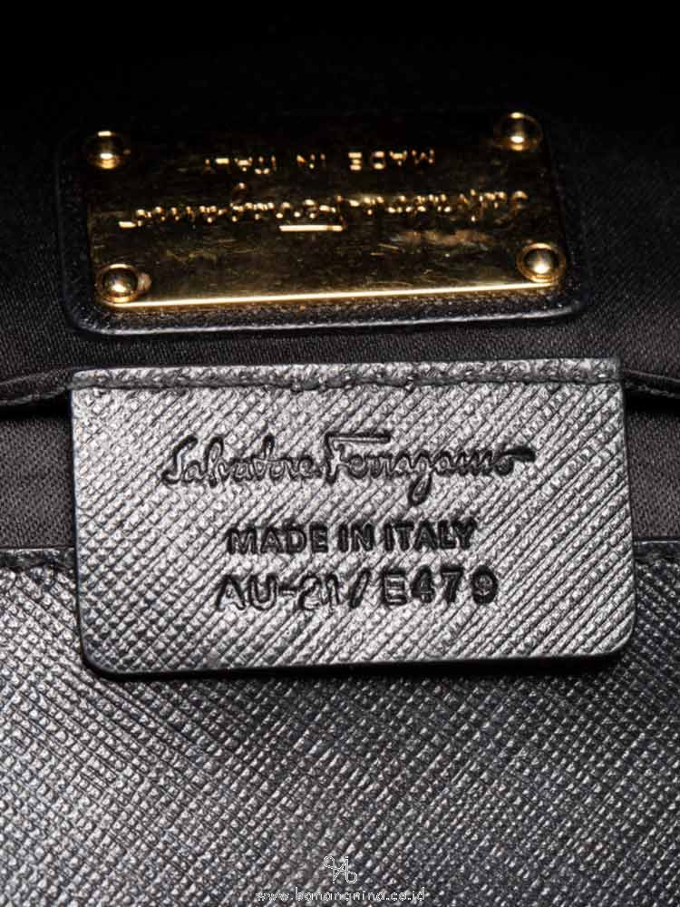 SALVATORE FERRAGAMO Vara Mini Ginny Crossbody Black