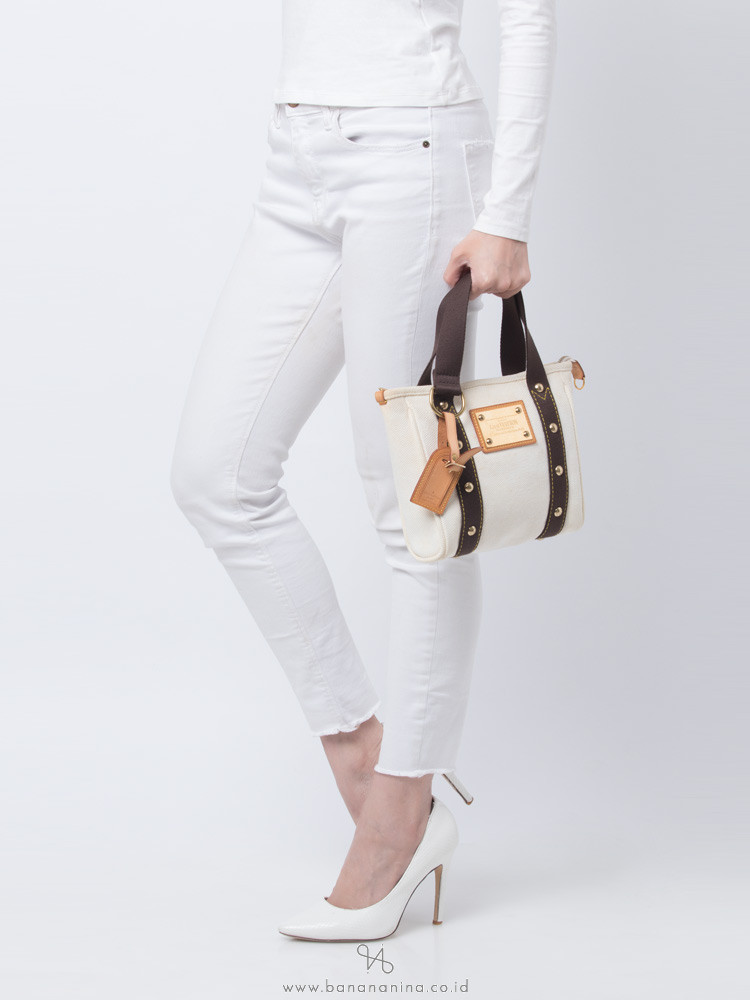 LOUIS VUITTON Cabas Antigua PM White