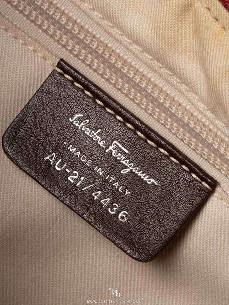 SALVATORE FERRAGAMO Quilted Gancini Shoulder Bag Red