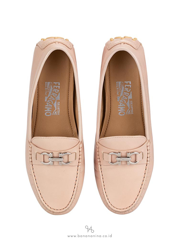 SALVATORE FERRAGAMO Saba Leather Loafers Beige Sz 7