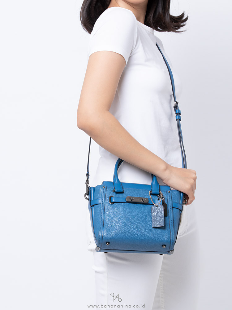 COACH 37444 Pebble Leather Swagger 21 Lapis