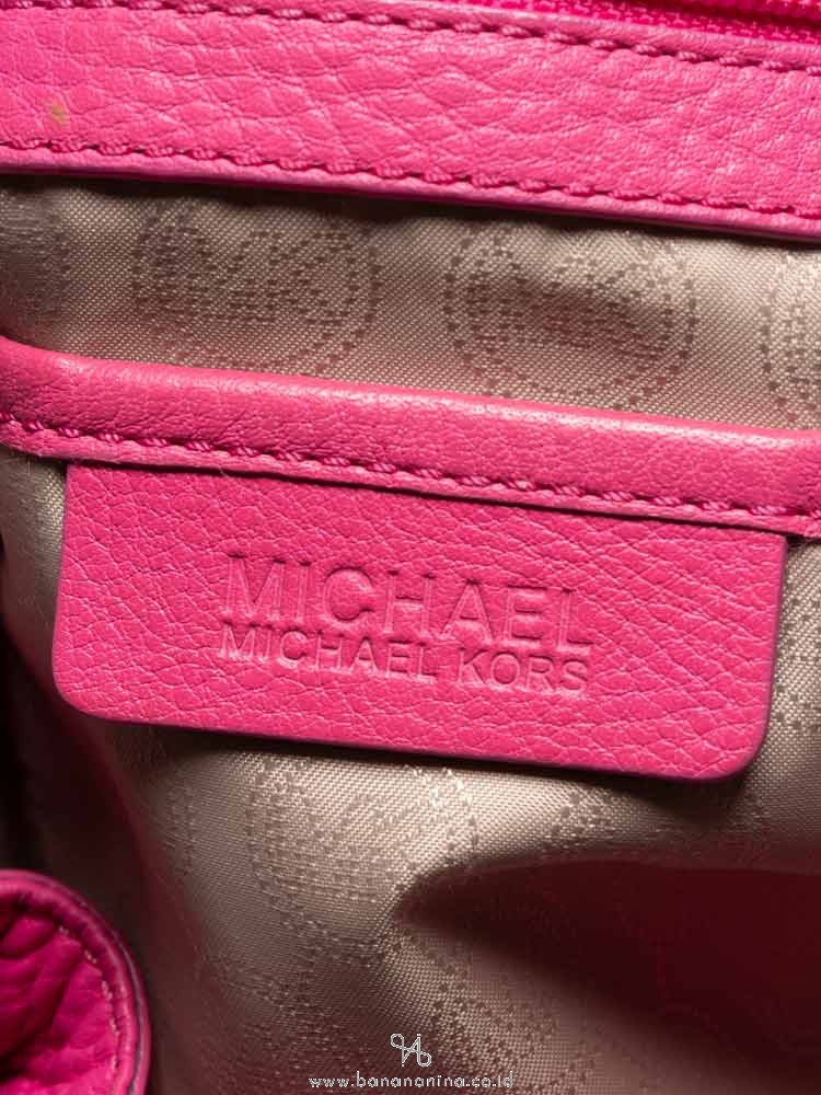 MICHAEL KORS Leather Drawstring Shoulder Bag Fuschia
