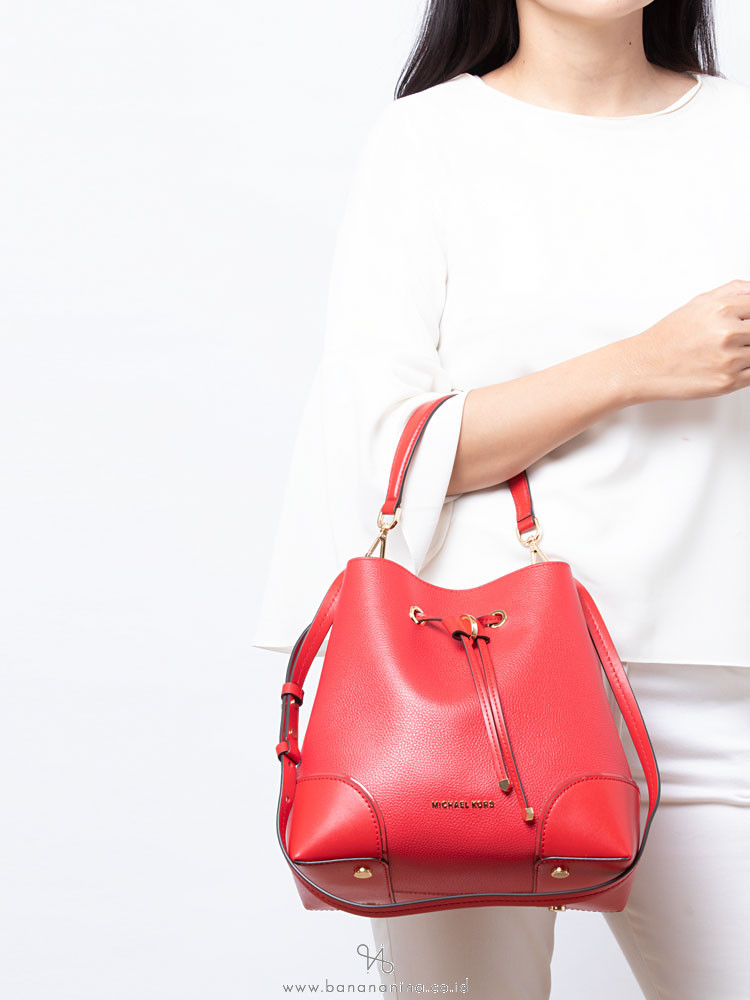 MICHAEL KORS Mercer Gallery Medium Convertible Bucket Bright Red