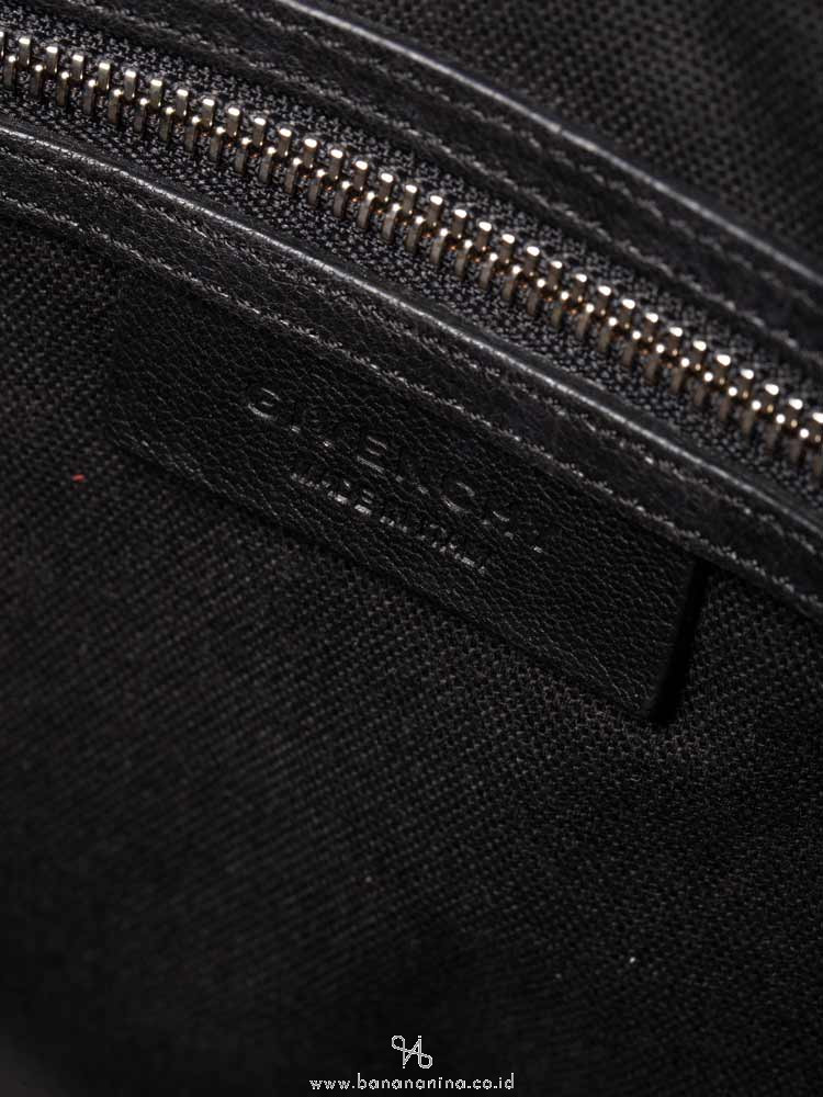 GIVENCHY Grained Leather Medium Antigona Black