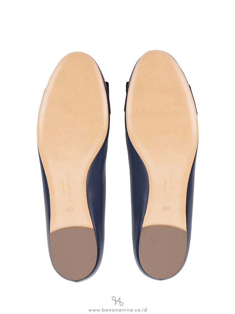 SALVATORE FERRAGAMO Varina Patent Leather Flats Oxford Blue Sz 8.5