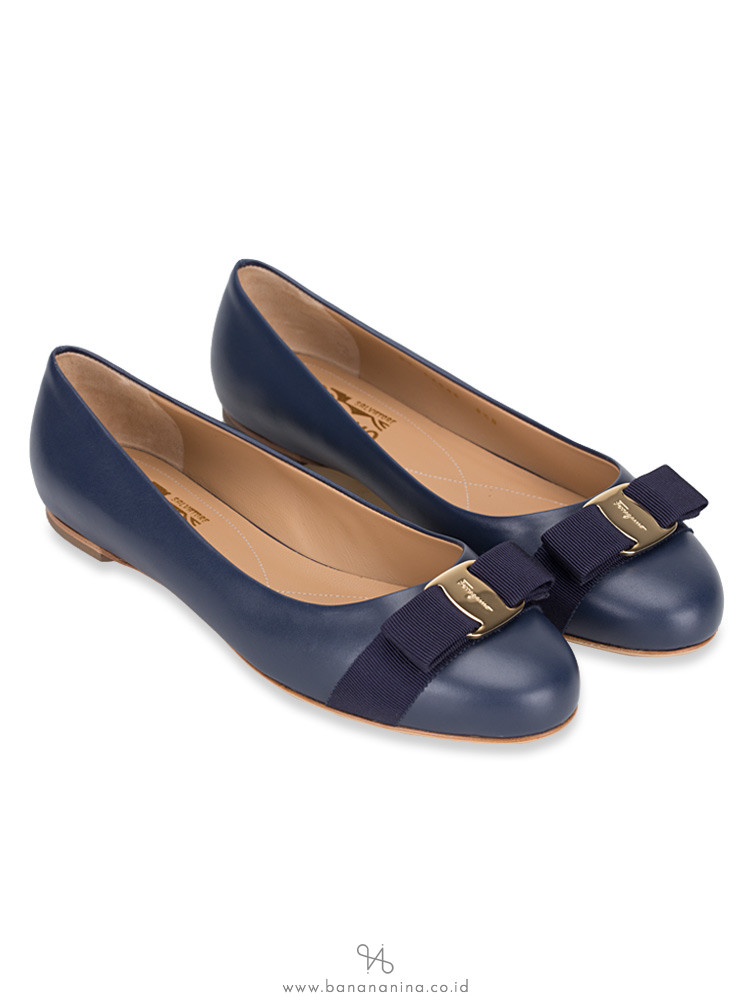 SALVATORE FERRAGAMO Varina Patent Leather Flats Oxford Blue Sz 8.5