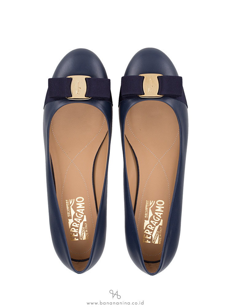 SALVATORE FERRAGAMO Varina Patent Leather Flats Oxford Blue Sz 8.5