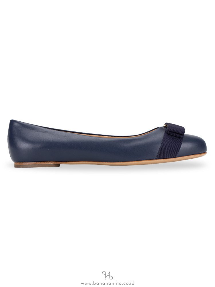 SALVATORE FERRAGAMO Varina Patent Leather Flats Oxford Blue Sz 8.5