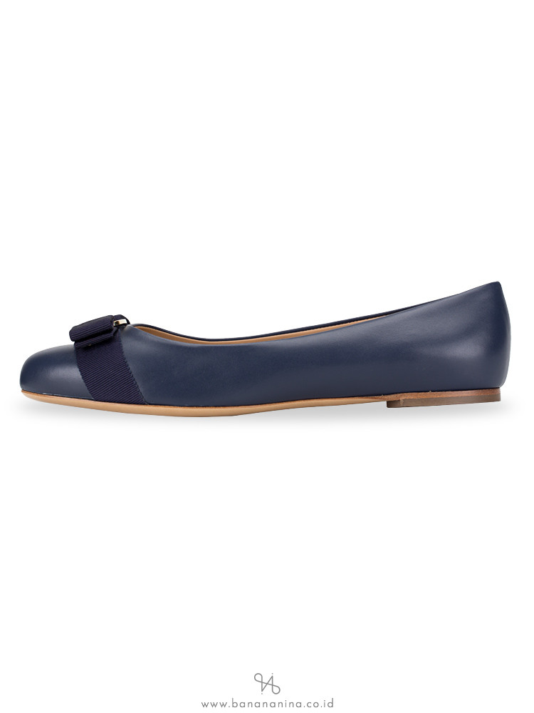 SALVATORE FERRAGAMO Varina Patent Leather Flats Oxford Blue Sz 8.5