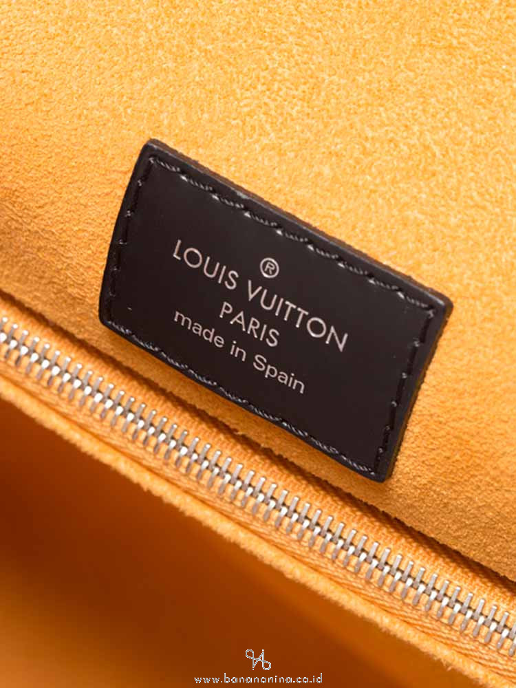 LOUIS VUITTON Epi Grenelle MM Noir