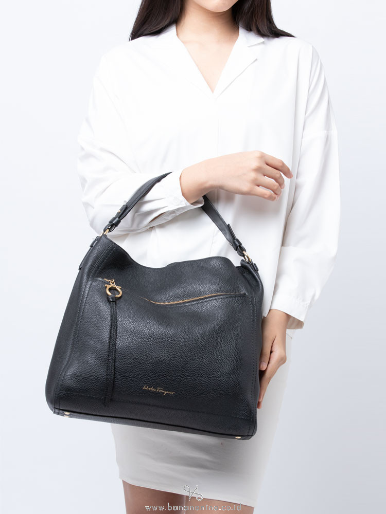 SALVATORE FERRAGAMO Ally Leather Hobo Black