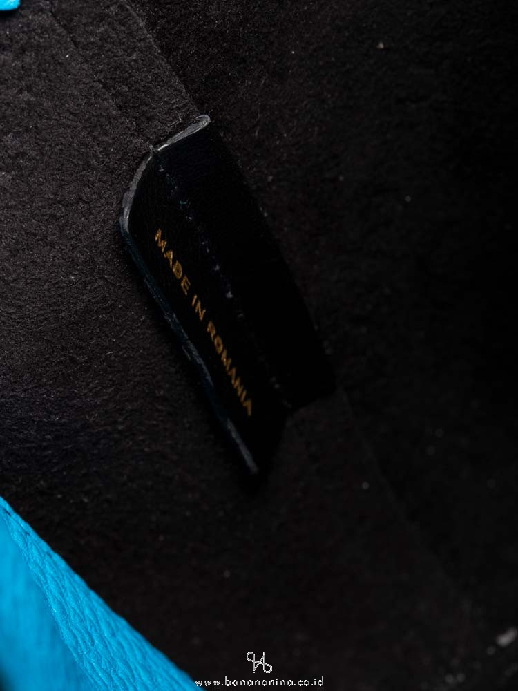 BURBERRY Signature Grain Small Burleigh Crossbody Neon Blue