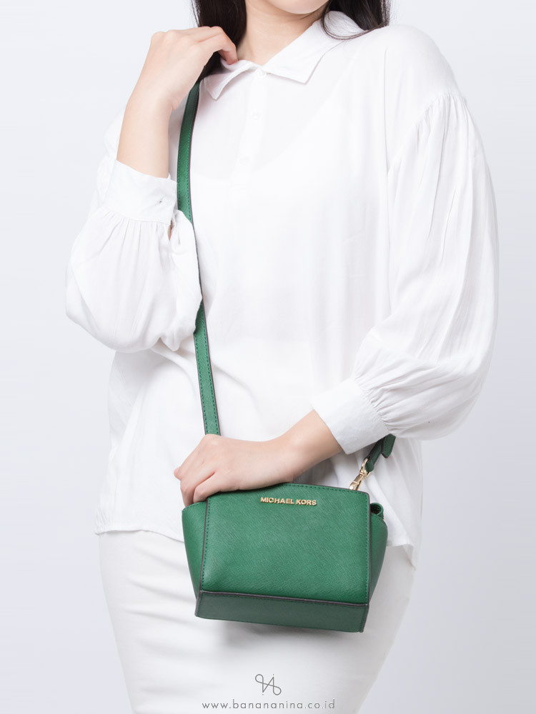 michael kors selma mini messenger