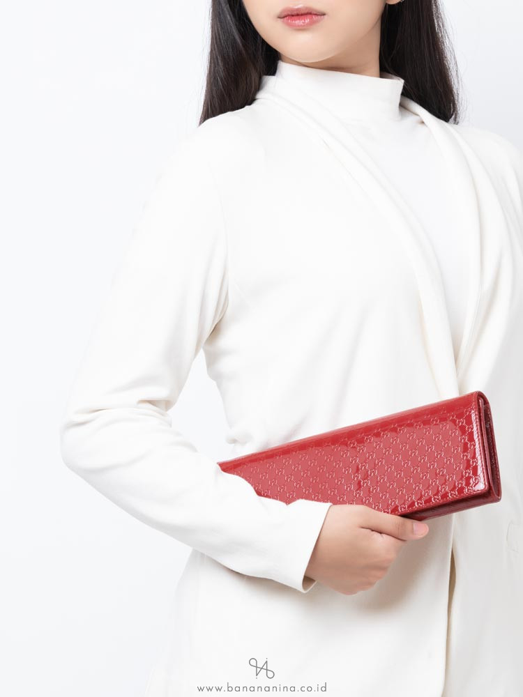 GUCCI Patent Microguccissima Small Broadway Clutch Red