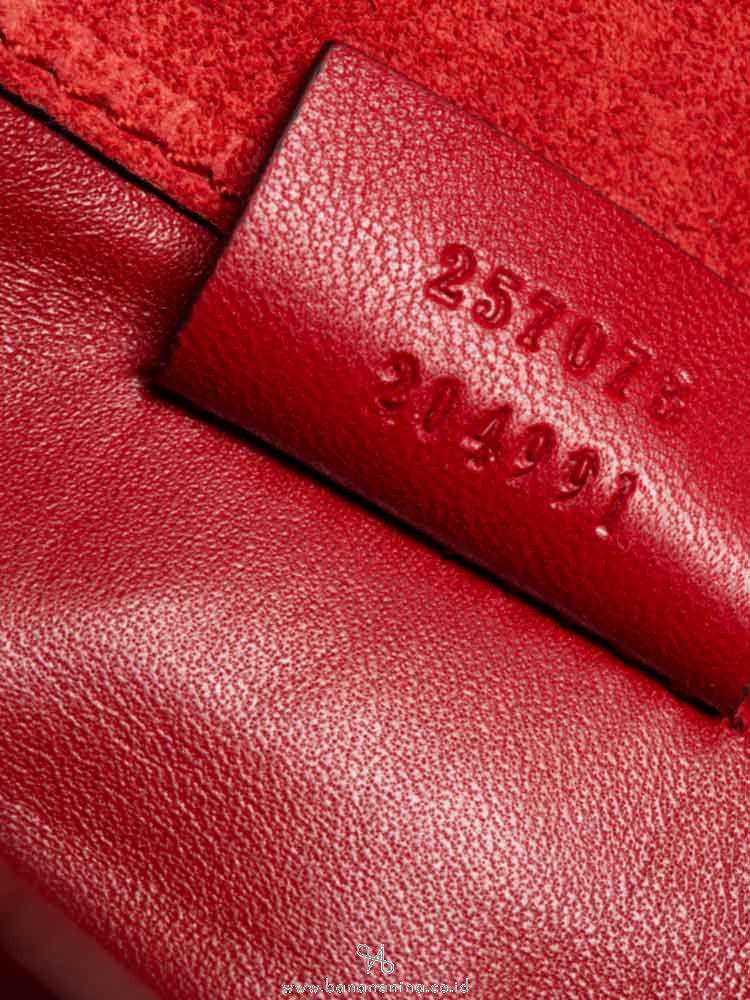 GUCCI Patent Microguccissima Small Broadway Clutch Red