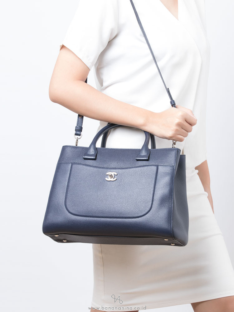 CHANEL Caviar Neo Executive Small Shopper Navy