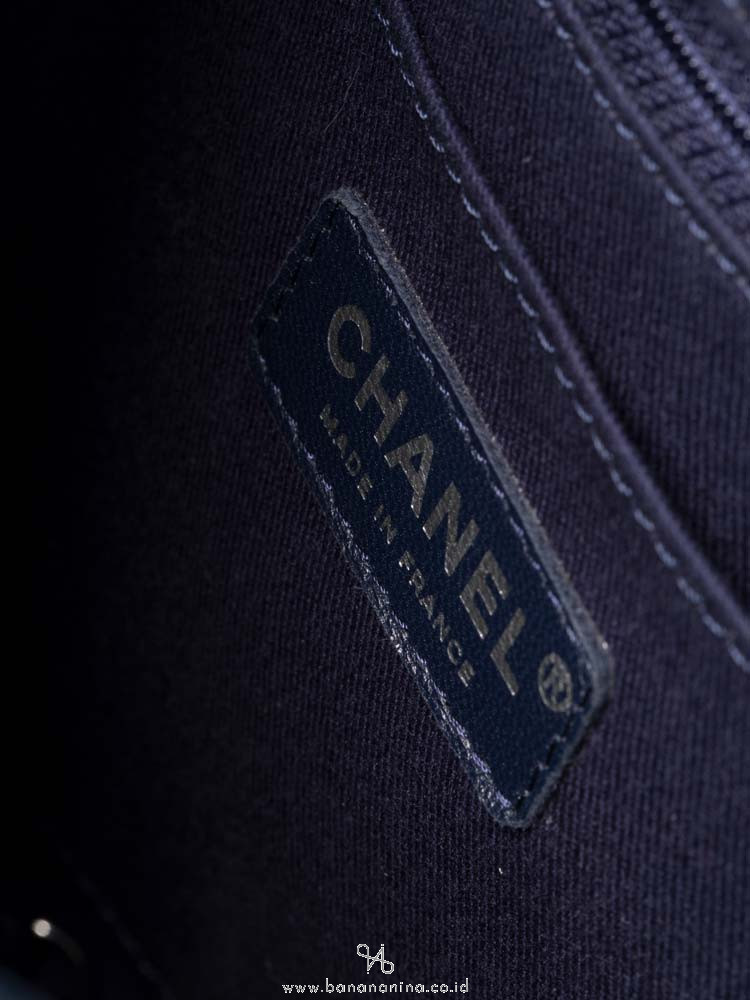 CHANEL Caviar Neo Executive Small Shopper Navy