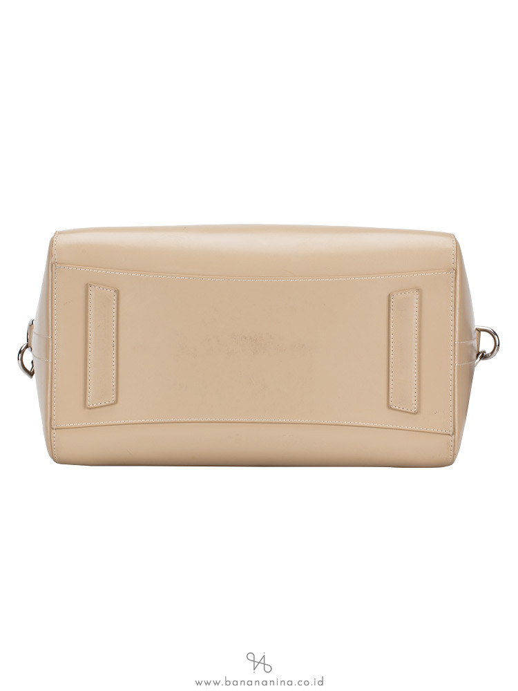 GIVENCHY Shiny Lord Medium Antigona Light Beige