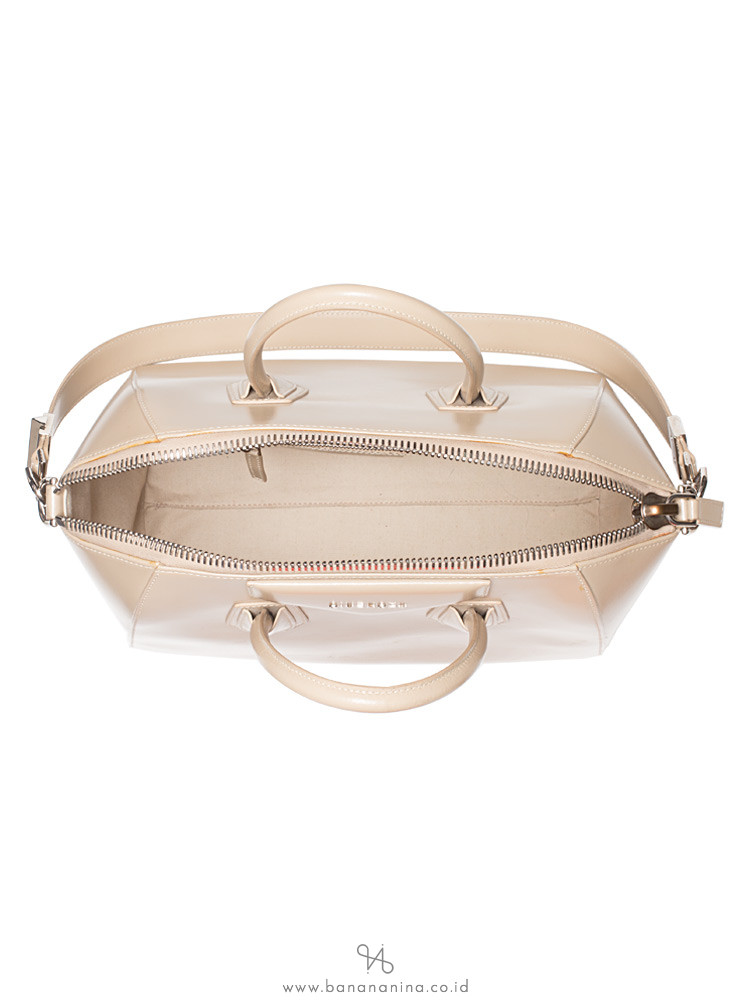 GIVENCHY Shiny Lord Medium Antigona Light Beige