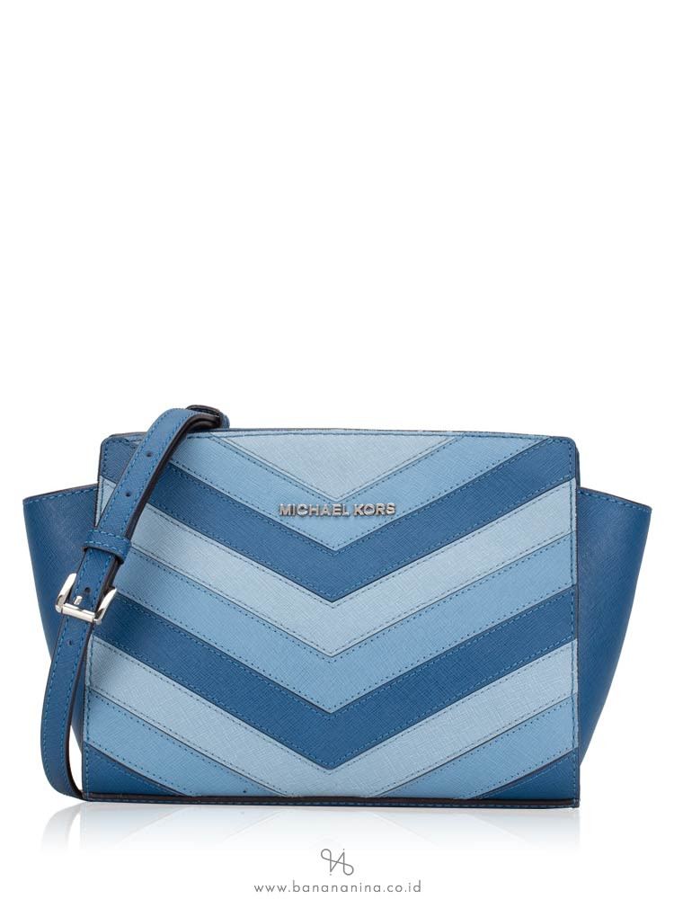 MICHAEL KORS Selma Medium Chevron Messenger Sky