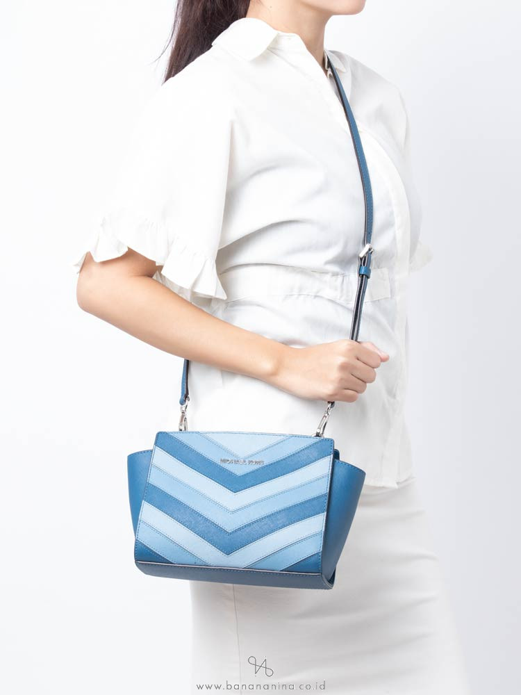 MICHAEL KORS Selma Medium Chevron Messenger Sky