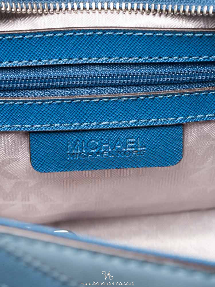 MICHAEL KORS Selma Medium Chevron Messenger Sky