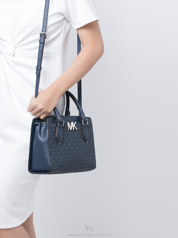 MICHAEL KORS Signature Mott Medium Messenger Admiral