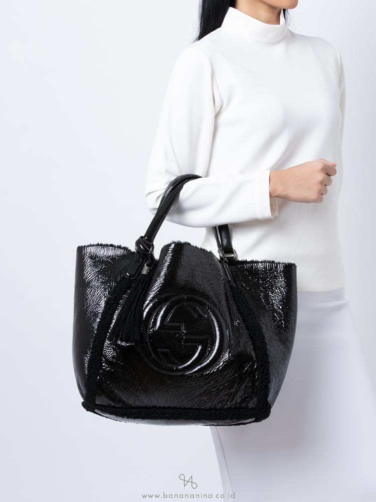 GUCCI Patent and Shearling Medium Soho Shoulder Bag Black
