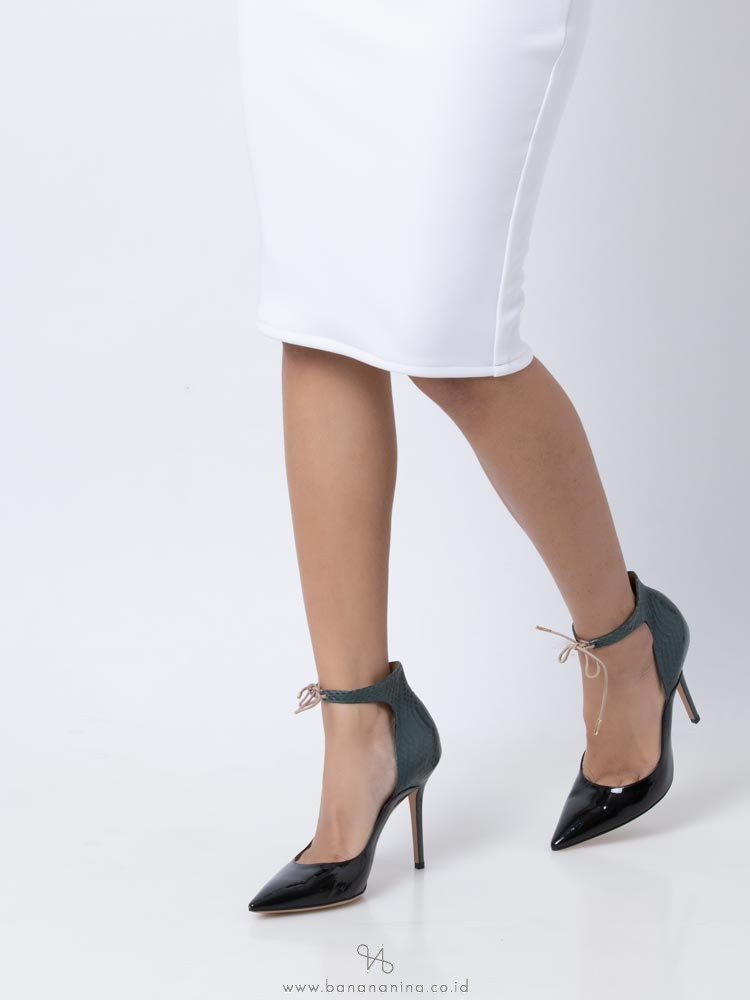 SALVATORE FERRAGAMO Rema Ankle Strap Heels Nero Petrolio Sz 9