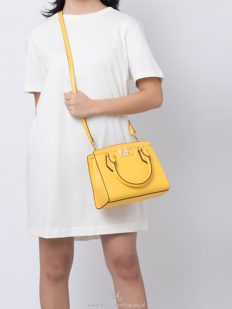 michael kors mott medium messenger