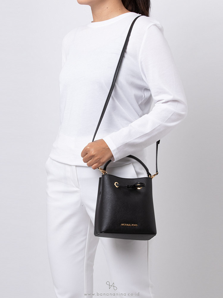 michael kors suri bucket bag