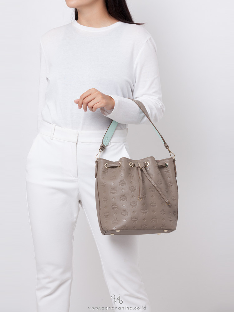 Essential drawstring bag in monogram leather 2025