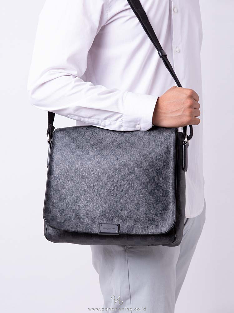 Louis Vuitton Men Damier Graphite District MM