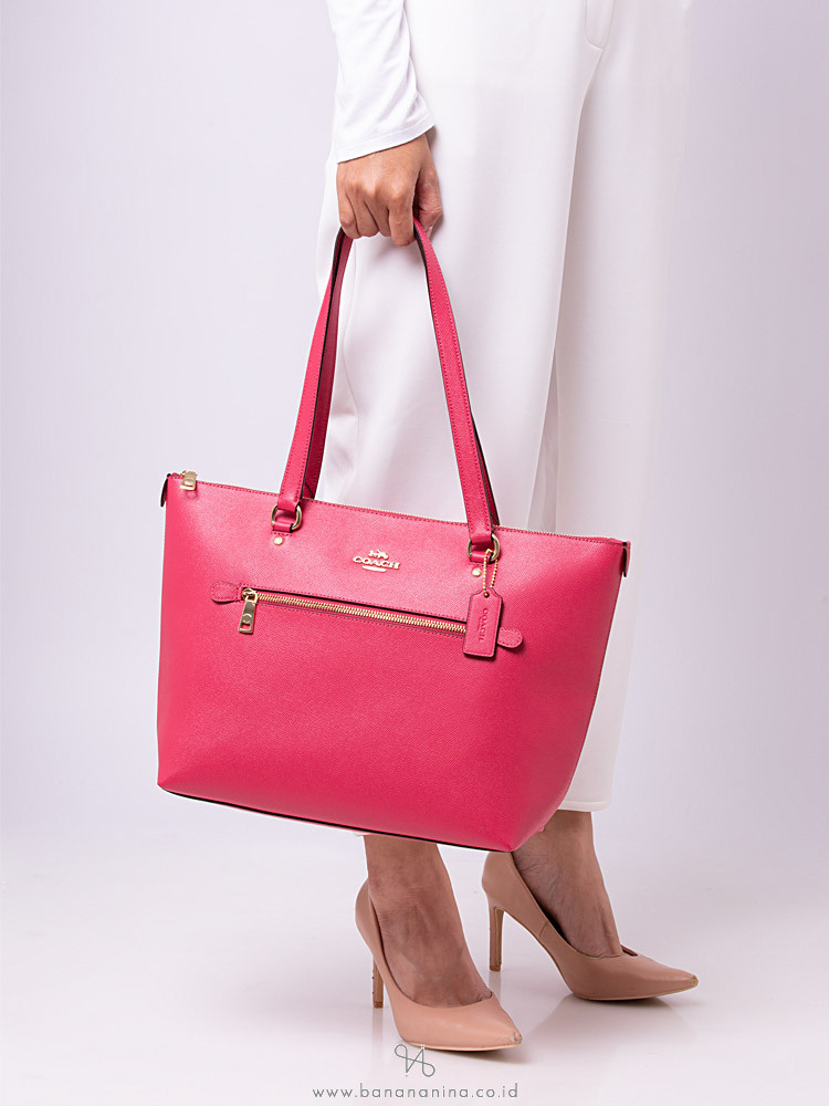 strawberry coach tote