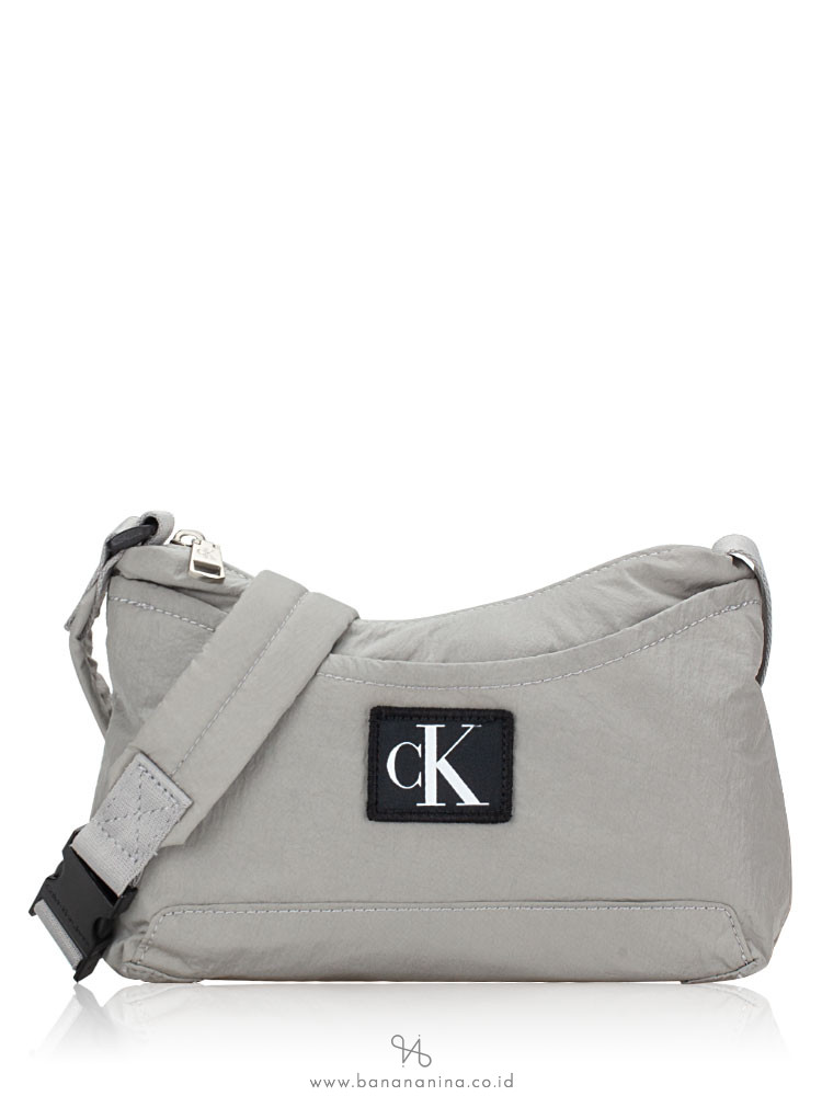snel logo veteraan Calvin Klein City Nylon Shoulder Bag grey