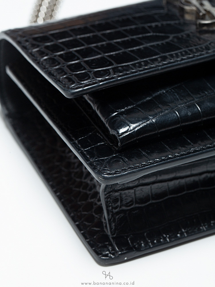 sunset chain wallet in crocodile-embossed shiny leather