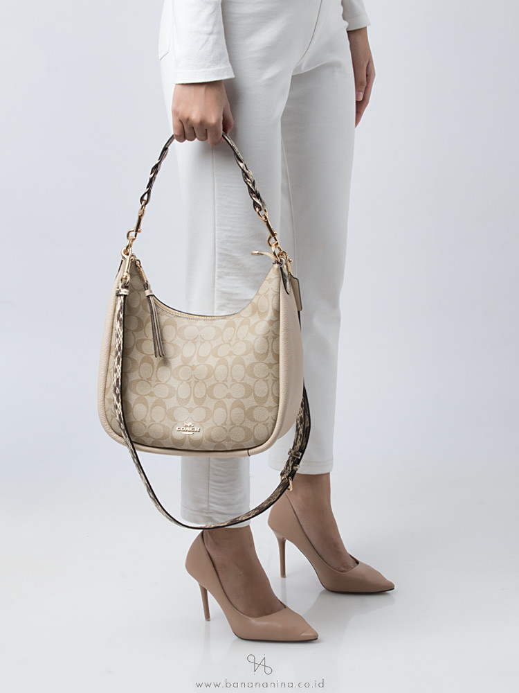 Coach bag. Jules Hobo in signature canvas, leather. 