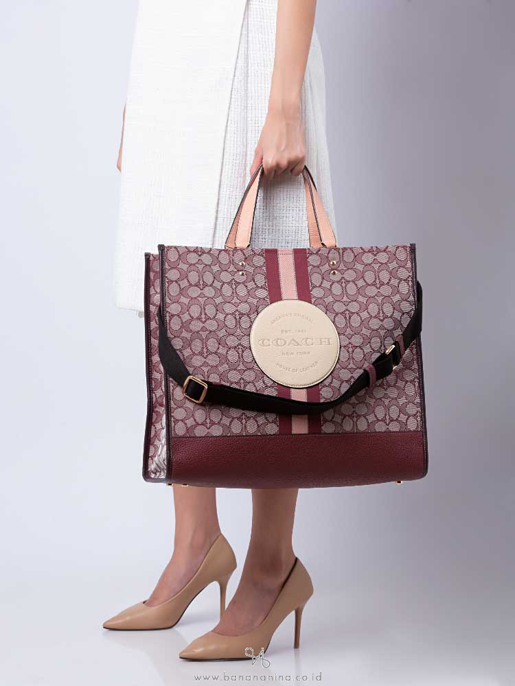 Coach chambray tote 34 deals