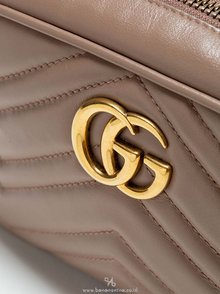 Gucci Passport Case With Interlocking G Tag in Natural