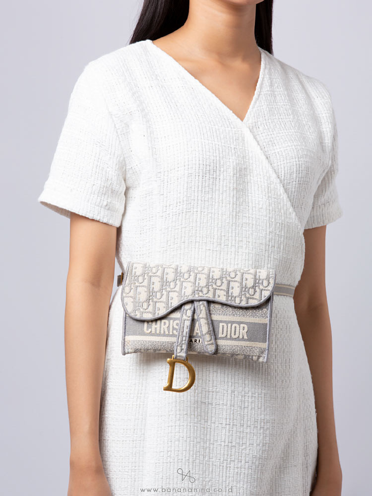 Slim saddle pouch hotsell blue dior oblique embroidery