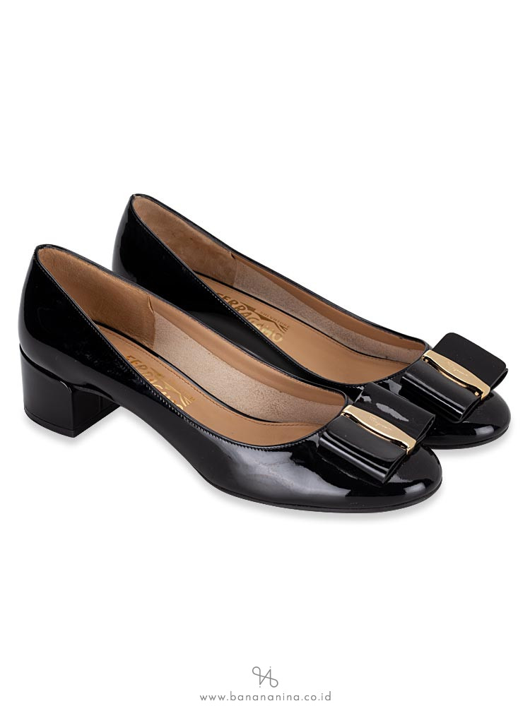 salvatore ferragamo pump shoes