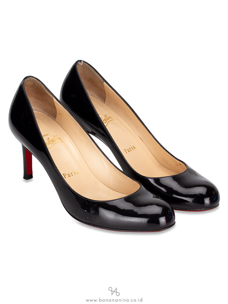 simple black pumps